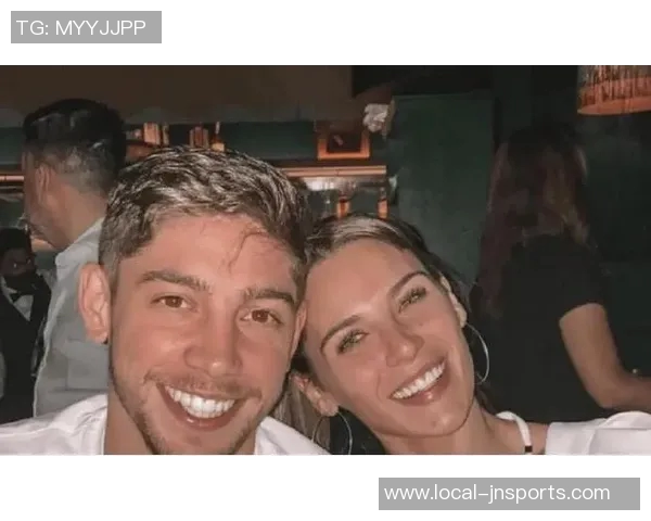 博巴格女友最新时尚照曝光足球明星的甜蜜生活尽显魅力